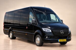 Zwarte Mercedes Sprinter Op Beige Achtergrond