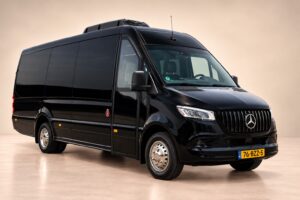 Glanzende Zwarte Mercedes Benz Sprinter In Studio